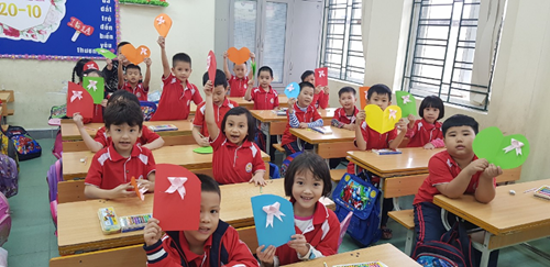 Học sinh lớp 1A làm thiệp chúc mừng ngày Phụ nữ Việt Nam 20/10/2020